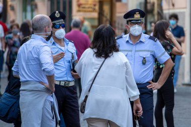 Amalfi, Salerno, İtalya - 25 / 05 / 2020: Belediye polis memurları Coronavirus Covid-19 'un kuralları hakkında turistlere konuştu