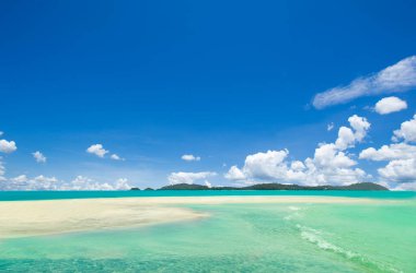 Temiz kum ve mavi gökyüzü ile yaz plajı arka planı, Koh Lipe, Tayland.