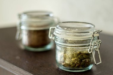 Kavanozda keten tohumu, masada kilit, yemek, baharatlar kavanozda kabak çekirdeği.