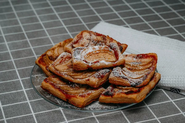 Hojaldre Con Manzana Canela Azúcar Polvo Plato Sobre Mesa Con — Foto de Stock