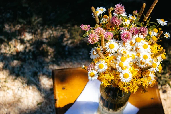 Gänseblümchen Klee Gelbe Blumen Gras Sedge Einem Blumenstrauß Stehen Einer — Stockfoto