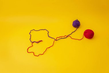 Sarı arka planda örülmüş gri bir kazağın parçası.