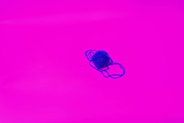 Sarı arka planda çözünmüş kırmızı yün iplikler var. Yukarıdan görünüm