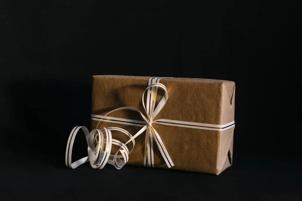 Coffret Cadeau Enveloppé Dans Papier Artisanal Recyclé Attaché Avec Ruban — Photo