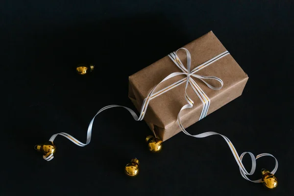 Geschenkbox Recyceltem Bastelpapier Verpackt Und Mit Einer Schleife Aus Weißem — Stockfoto