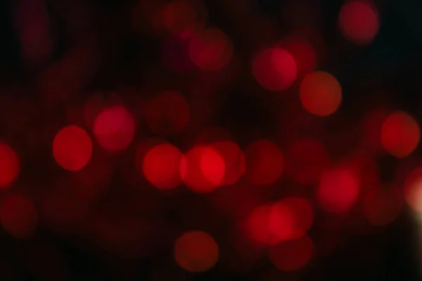 Siyah arkaplanda kırmızı bokeh, odak dışı, kırmızı arkaplan, bulanık arkaplan, odak dışı yuvarlak ışıklar, yatay.