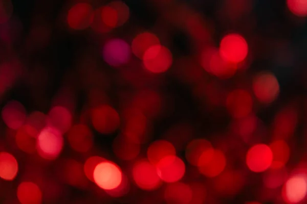 Siyah arkaplanda kırmızı bokeh, odak dışı, kırmızı arkaplan, bulanık arkaplan, odak dışı yuvarlak ışıklar, yatay.