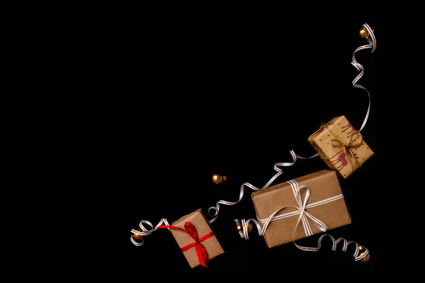 Prezenty Boże Narodzenie Zawinięte Papier Pakowania Związane Wstążką Obok Złote — Zdjęcie stockowe