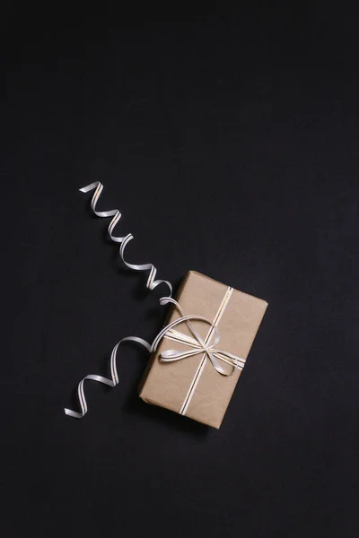 Geschenke Weihnachten Geschenkpapier Eingewickelt Und Mit Einem Band Auf Schwarzem — Stockfoto