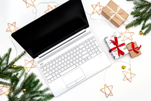 Świąteczne Zakupy Online Otwarty Laptop Białym Tle Pudełka Prezentów Związane — Zdjęcie stockowe