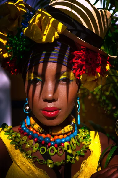 Retratado Riéndose Mujer Africana Ropa Brillante Con Flores Panamá Vestido —  Fotos de Stock