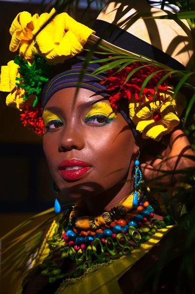 Retratado Riéndose Mujer Africana Ropa Brillante Con Flores Panamá Vestido —  Fotos de Stock