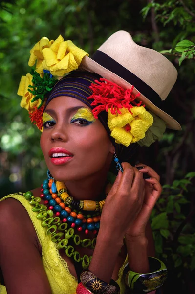Retratado Riéndose Mujer Africana Ropa Brillante Con Flores Panamá Vestido —  Fotos de Stock