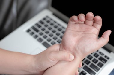 Ellerinde ağrısı olan genç bir adam, sıkı çalışma, insan vücudu, ofis sendromu, kemik ve eklem hastalıkları, sağlık ve tıbbi bakım kavramları....