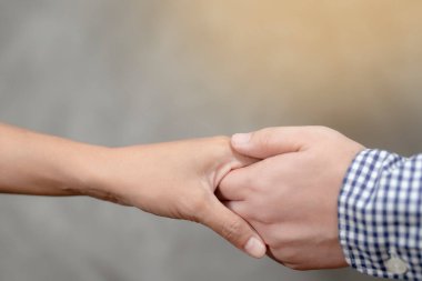 Çiftler el ele tutuşuyor ve birlikte yürümeye hazır romantik bir ortam, evlilik teklifi, Sevgililer Günü ve Aile Günü fikirleri