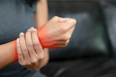 Elindeki ağrıdan dolayı çok çalışan kadın, insan vücudu, ofis sendromu, kemik ve eklem hastalıkları, sağlık ve tıbbi bakım kavramını benimsedi..