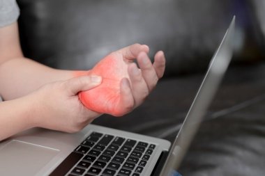 Ellerinde ağrısı olan genç bir adam, sıkı çalışma, insan vücudu, ofis sendromu, kemik ve eklem hastalıkları, sağlık ve tıbbi bakım kavramları....