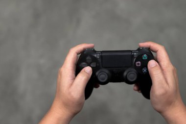 Evde video oyunu oynayan erkek ellerini kapat..