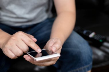 El telefona ve uzaktan kumandaya basarak kanalı telefonla seçiyor. Boş zamanlarınızı evde film izleyerek geçirin.