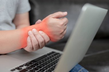 Ellerinde ağrısı olan genç bir adam, sıkı çalışma, insan vücudu, ofis sendromu, kemik ve eklem hastalıkları, sağlık ve tıbbi bakım kavramları....