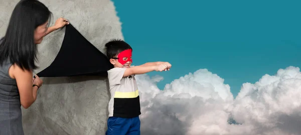 Anne oğluyla evde oynuyordu, oğul kendini gökyüzünde uçarken hayal ediyordu. Aile kavramları ve küçük çocukların gelişimi..
