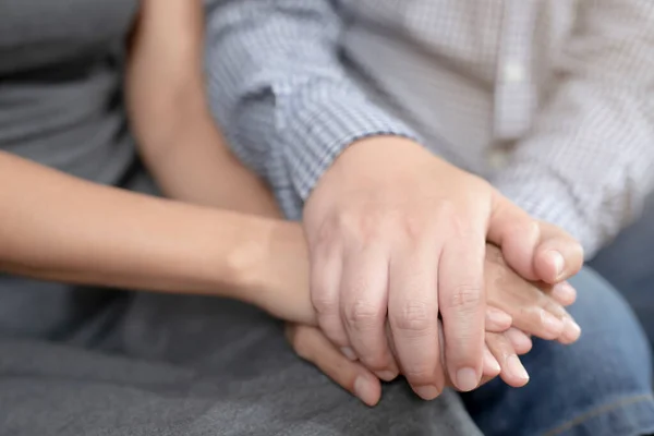 Aşıkların elleri kalp şeklinde birbirine yapışır. Romantik bir ortam, evlilik teklifi, Sevgililer Günü ve Aile Günü fikirleri..
