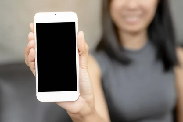 Kadınlara akıllı telefonlar gösterilirdi. Cep telefonunda resimleriniz, mesajlarınız, hedef teknolojiniz ve insanların kavramları için siyah bir alan var..