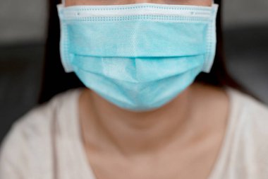 Enfeksiyonu önlemek için hijyenik maske takan kadın. Grip gibi hava yoluyla bulaşan solunum hastalığı..
