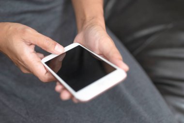 El telefona ve uzaktan kumandaya basarak kanalı telefonla seçiyor. Boş zamanlarınızı evde film izleyerek geçirin.