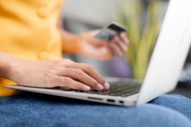 Kadınlar kredi kartlarıyla online alışveriş yapıyor. İş ve Teknoloji Konseptleri.