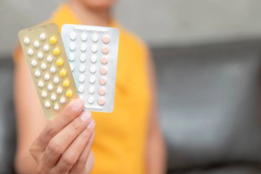 Kadın doğum kontrol hapı tutuyor. Jinekoloji konsepti..
