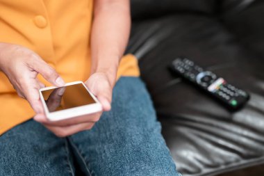 El telefona ve uzaktan kumandaya basarak kanalı telefonla seçiyor. Boş zamanlarınızı evde film izleyerek geçirin.