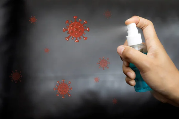 Bir kadının eli, Corona COVID-19 ve SARS Cov 2 enfeksiyonunu önlemek için antiseptik spay ile kanepeyi temizliyor. Evden çalışmak.