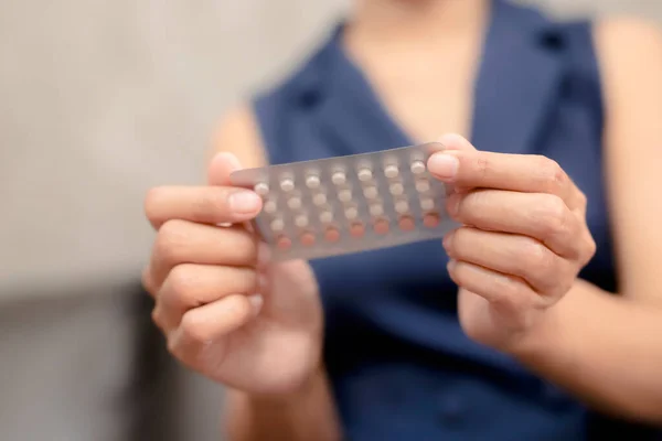 Kadın doğum kontrol hapı tutuyor. Jinekoloji konsepti..