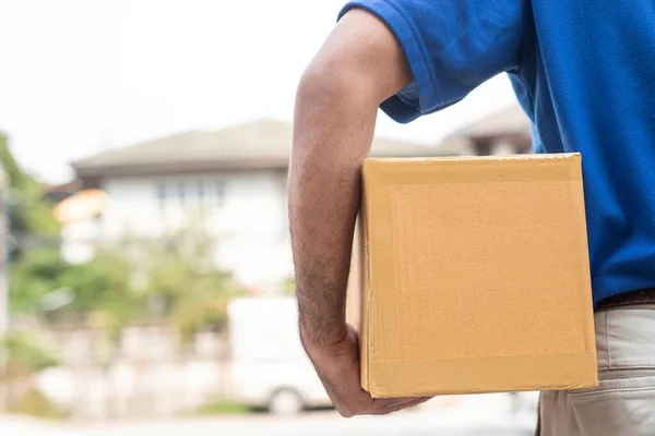 Repartidor Sosteniendo Cajas Contenedores Papel Concepto Entrega — Foto de Stock