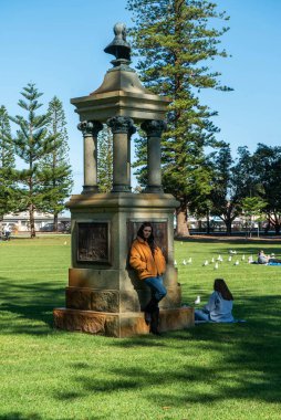 Genç, güzel bir model Fremantle, Batı Avustralya 'da bir parkın ortasında poz veriyor.