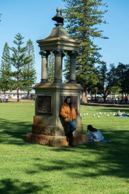 Genç, güzel bir model Fremantle, Batı Avustralya 'da bir parkın ortasında poz veriyor.