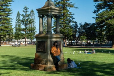 Genç, güzel bir model Fremantle, Batı Avustralya 'da bir parkın ortasında poz veriyor.