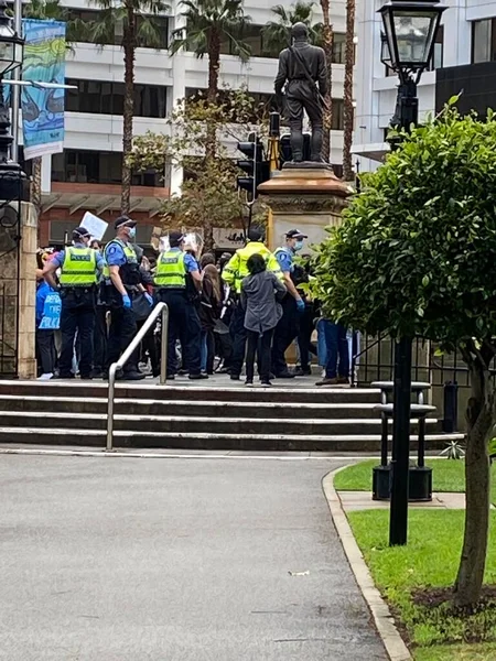Batı Avustralya, Perth 'te düzenlenen yürüyüş yürüyüşünü siyah hayatlar protesto ediyor 