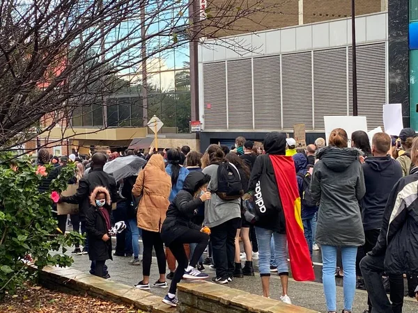 Batı Avustralya, Perth 'te düzenlenen yürüyüş yürüyüşünü siyah hayatlar protesto ediyor 