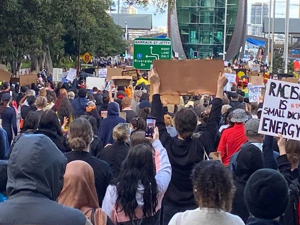 Batı Avustralya, Perth 'te düzenlenen yürüyüş yürüyüşünü siyah hayatlar protesto ediyor 