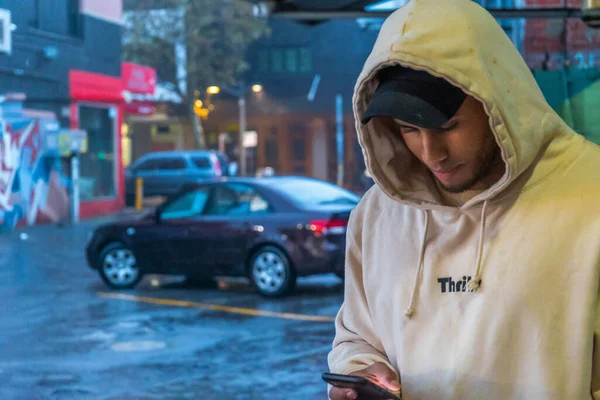 Modelo Con Capucha Teléfono Yuxtoposicionado Edificio Lleno Coches Estacionados Perth — Foto de Stock