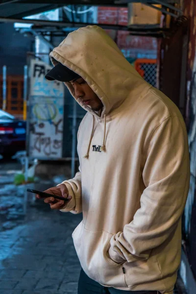 Modelo Con Capucha Teléfono Yuxtoposicionado Edificio Lleno Coches Estacionados Perth — Foto de Stock