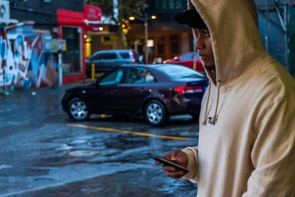 Modelo Con Capucha Teléfono Yuxtoposicionado Edificio Lleno Coches Estacionados Perth — Foto de Stock