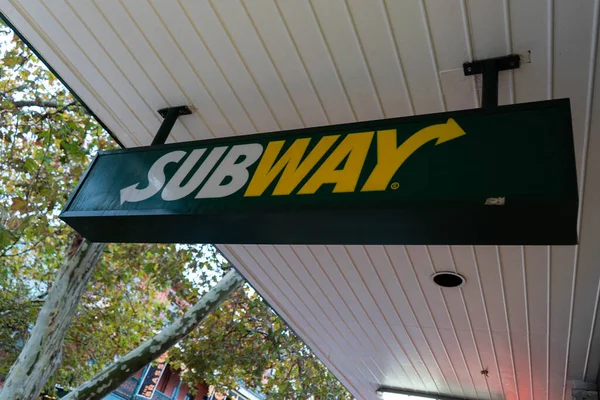 Çatıda asılı metro tabelası