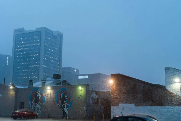 Yağmurda Perth şehrinin manzarası