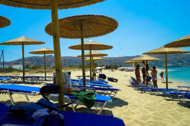 Şemsiyeli ve sandalyeli naxos plajı