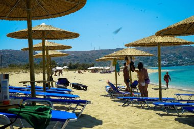 Şemsiyeli ve sandalyeli naxos plajı