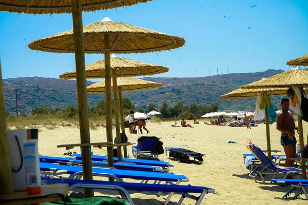 Şemsiyeli ve sandalyeli naxos plajı