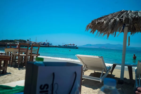 Playa Naxos Con Una Mesa Madera Sillas Orilla Arenosa —  Fotos de Stock